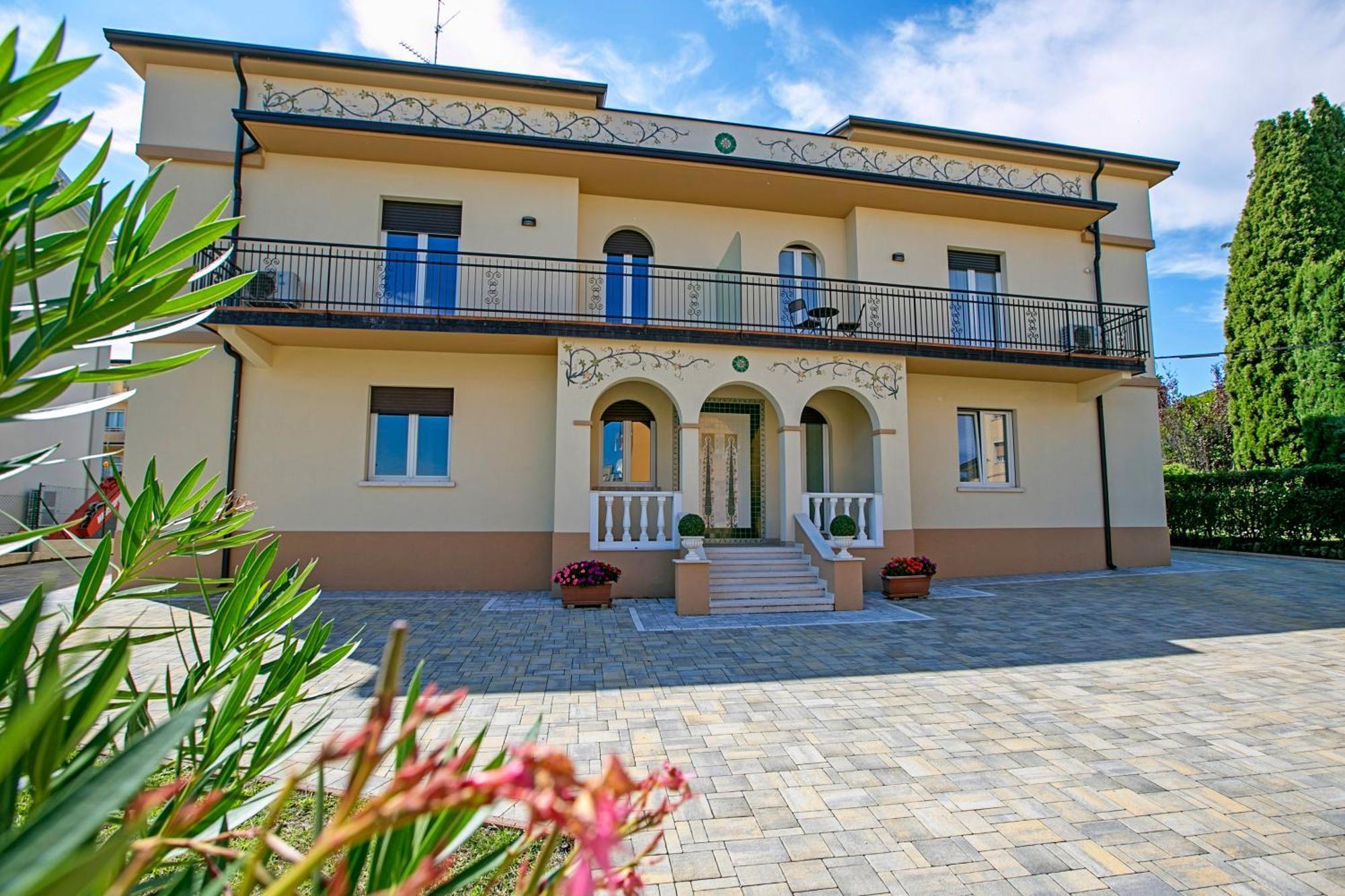 Villa Mimosa - Appartamento 2 - Happy Rentals Desenzano del Garda Bagian luar foto
