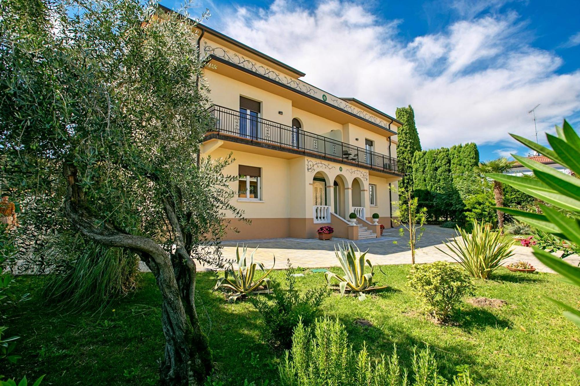 Villa Mimosa - Appartamento 2 - Happy Rentals Desenzano del Garda Bagian luar foto