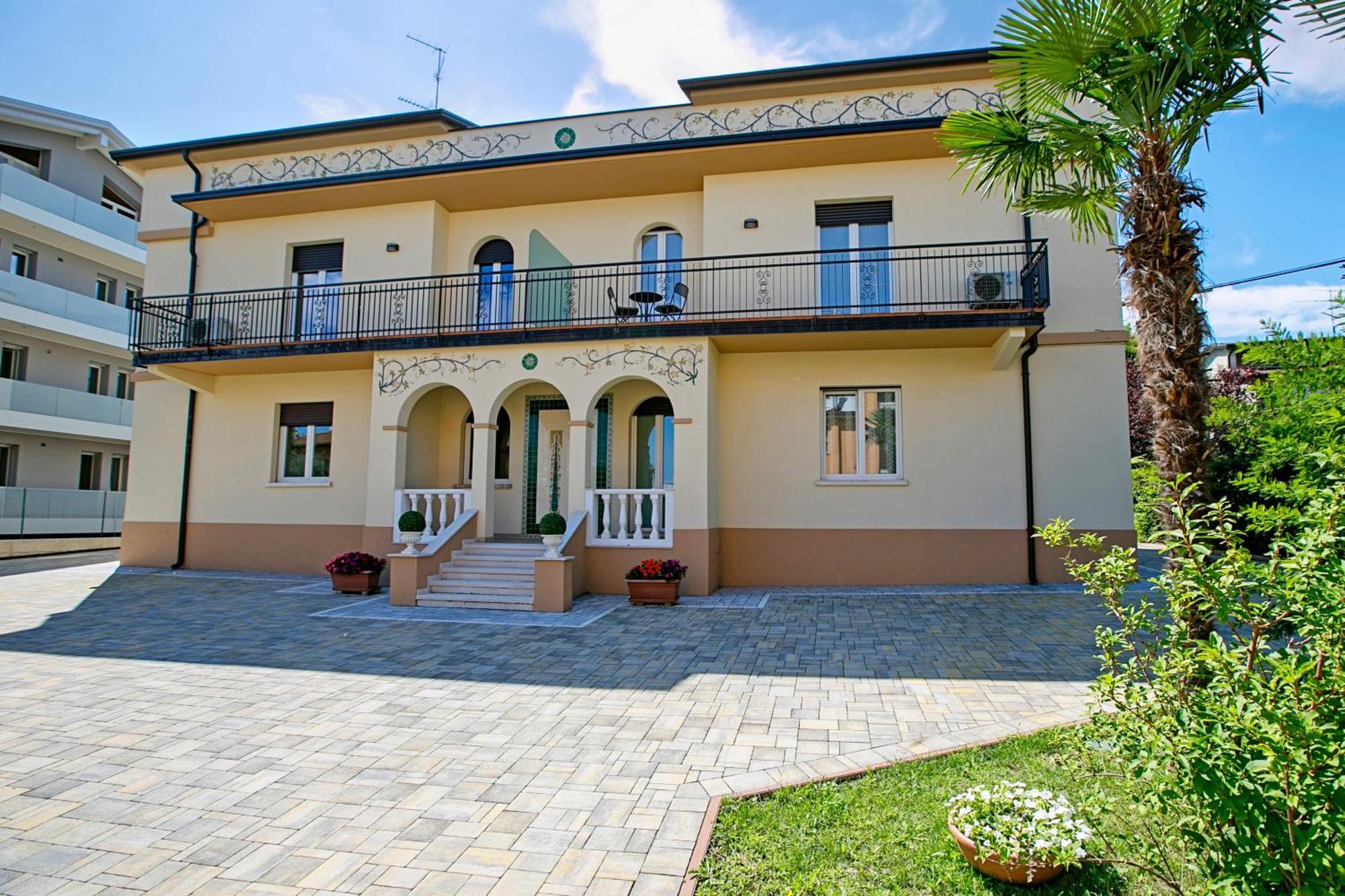 Villa Mimosa - Appartamento 2 - Happy Rentals Desenzano del Garda Bagian luar foto