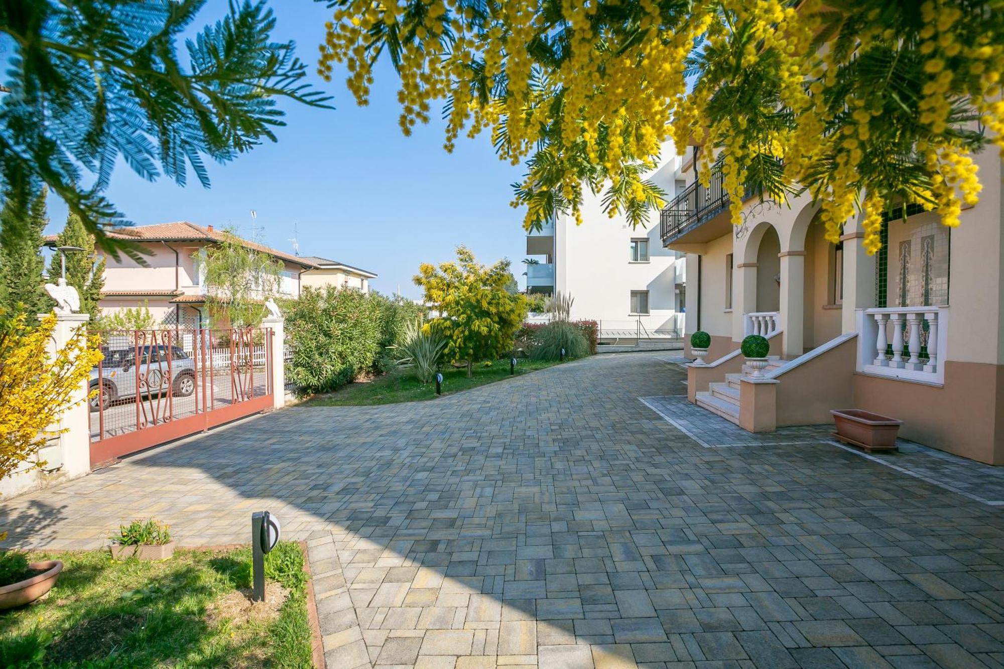 Villa Mimosa - Appartamento 2 - Happy Rentals Desenzano del Garda Bagian luar foto